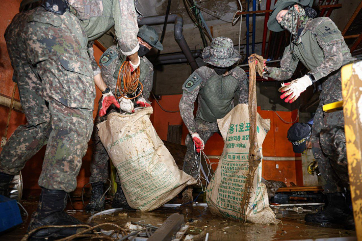 광주광역시는 기록적인 폭우로 피해를 입은 지역의 조속한 복구를 위해 22일 민·관·군이 힘을 합쳐 총력 지원에 나서고 있다. 광주시 제공