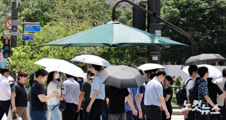 양산으로 불볕 더위 피하는 시민들