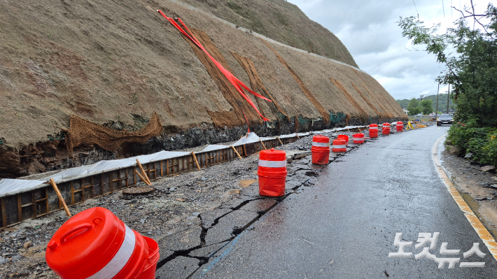 아중호수도서관으로 접근하는 도로 중 일부. 아중호수길 개선 공사의 영향으로 1차선으로만 통행이 가능하다. 지난 19일 현장에선 공사현장을 가로질러 통행하는 시민과 반대편의 차량을 맞닥뜨려 움직이지 못하는 차량을 볼 수 있었다. 심동훈 기자