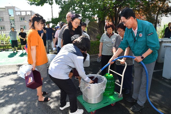 이순걸 울주군수가 22일 삼남읍 한 공동주택에서 단수 피해주민들에게 생활용수를 나눠주고 있다. 울주군 제공