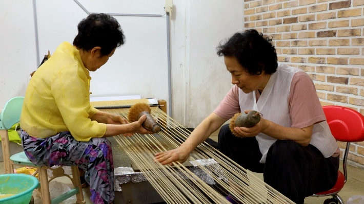 한산모시 콩풀 칠하기 장면. 노컷TV캡처