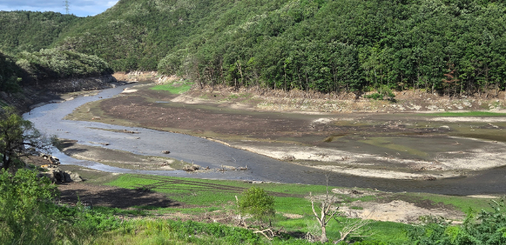 가뭄에 수위가 낮아진 강릉 오봉저수지. 연합뉴스