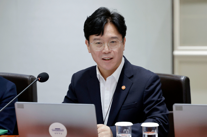 김영훈 고용노동부 장관이 22일 서울 용산 대통령실 청사에서 이재명 대통령 주재로 열린 국무회의에 참석해 인사말을 하고 있다. 연합뉴스