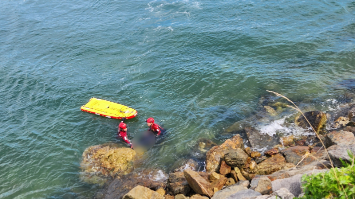 태안해경이 신진항 인근 해안가에서 실종자를 발견해 구조하고 있는 모습. 태안해경 제공