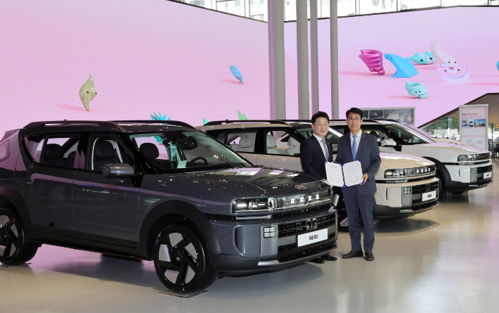 22일 경기도 일산 현대 모터스튜디오 고양에서 산업통상자원부 이호현 차관(왼쪽)과 현대차그룹 전략기획실 김동욱 부사장이 수소차 신형넥쏘 앞에서 기념촬영하고 있다. 연합뉴스