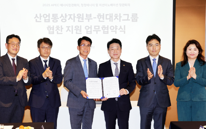 22일 경기도 일산 현대 모터스튜디오 고양 VIP룸에서 산업통상자원부 이호현 차관(오른쪽에서 세번째)과 현대차그룹 전략기획실 김동욱 부사장이 제15차 APEC 에너지장관회의, 제16차 청정에너지장관회의 및 제10차 미션이노베이션 장관회의 차량 지원에 관한 협약을 체결하고 있다. 연합뉴스