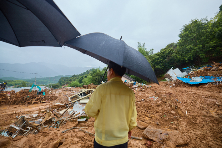 대통령실은 이재명 대통령이 21일 경남 산청군 산청읍 부리마을에서 호우 피해 현장을 점검하는 모습을 22일 SNS에 공개했다. 이재명 대통령 페이스북 게시글 캡처
