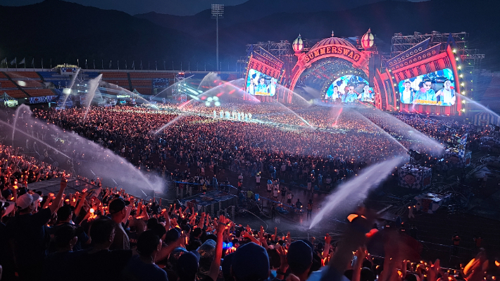 지난해 속초에서 싸이 흠뻑쇼를 찾은 구름인파. 속초시 제공