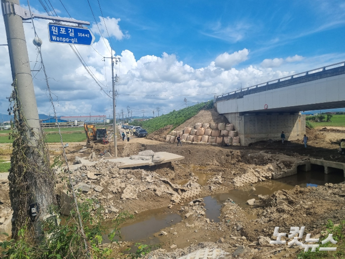 지난 16~17일 24시간 누적 400mm가 넘는 최대강수를 기록한 뒤 제방 유실 피해를 겪은 충남 예산 삽교천 일대. 최서윤 기자  