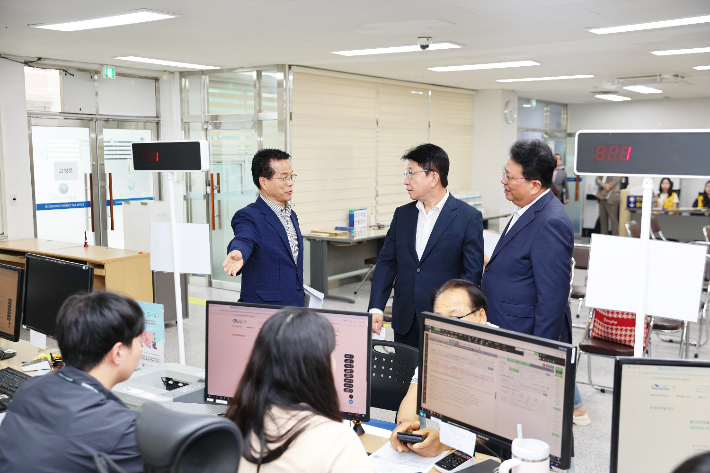 박광종 광주지방국세청장은 올해 제1기 부가가치세 확정 신고 기간을 맞아 21일 서광주 세무서 신고센터를 방문해 직원을 격려하고 납세자들의 의견을 경청했다. 광주지방국세청 제공 