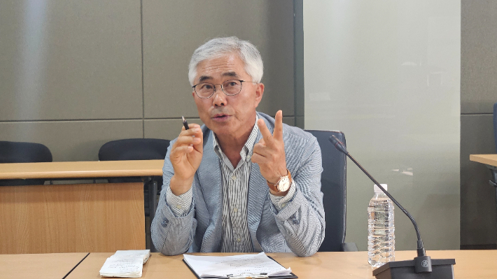 회의가 끝난 뒤 양윤경 위원이 설명하고 있다. 고상현 기자