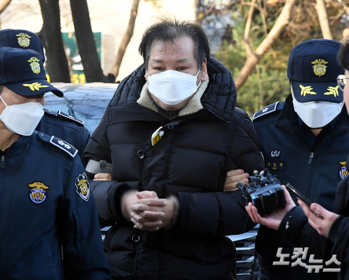 [단독]건진법사 법당서 또 나온 명함들…커지는 '인사농단' 의혹