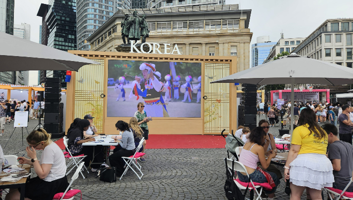 전라남도는 문화체육관광부와 한국관광공사가 독일 프랑크푸르트 도심 로스마르크트(Rossmarkt) 광장에서 개최한 '2025 독일 K-관광 로드쇼'에서 전남의 매력을 알렸다. 전라남도 제공