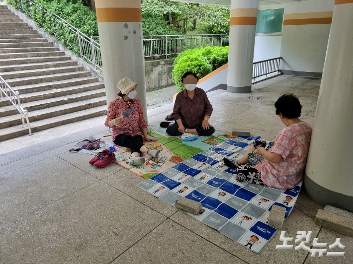 시민들이 그늘에서 휴식을 취하고 있다. 김혜민 기자