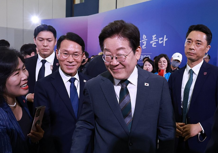 이재명 대통령이 지난 4일 대전컨벤션센터에서 타운홀 미팅 형식으로 진행한 '국민소통 행보 2탄, 충청의 마음을 듣다' 간담회를 마친 후 참석자와 인사하고 있다. 연합뉴스