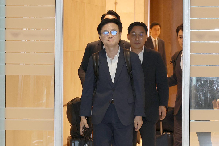 김정관 장관 '낡은 가방 메고 떠나는 협상길'[노컷네컷]