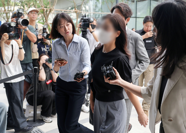 김건희 여사 일가의 집사로 알려진 김예성 씨 부인 정 모씨가 23일 서울 종로구 KT광화문빌딩에 마련된 김건희 여사 관련 의혹을 수사 중인 민중기 특별검사팀 사무실에 출석하고 있다. 연합뉴스