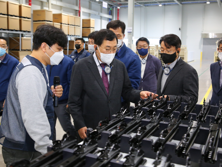 주낙영 경주시장이 지역 중소기업을 방문해 제품을 살펴보고 있다. 경주시 제공