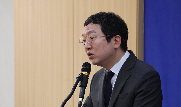 정민영 순직해병특검보가 서울 서초구 순직해병특검팀 브리핑룸에서 관련 브리핑을 하고 있다. 연합뉴스