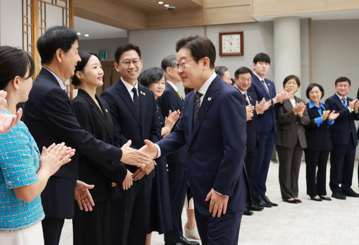이재명 대통령이 23일 서울 용산 대통령실 청사에서 열린 임명장 및 위촉장 수여식에 참석하며 구윤철 경제부총리 겸 기획재정부 장관과 인사하고 있다. 연합뉴스