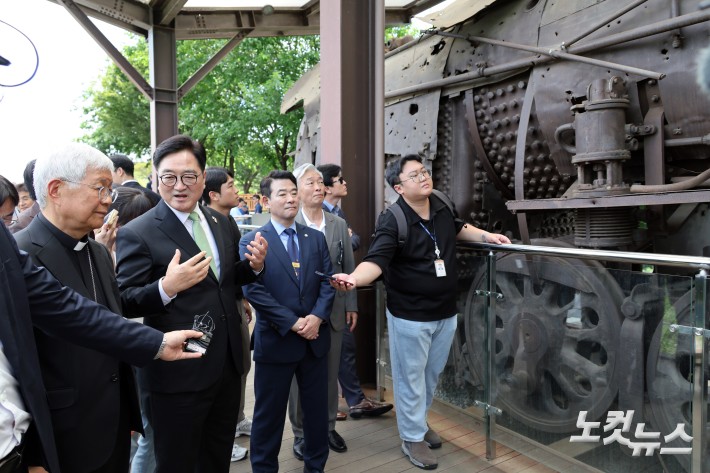 우원식 국회의장과 유흥식 추기경이 23일 경기도 파주 임진각 평화누리공원 장단역 증기기관차 앞에서 대화를 하고 있다.