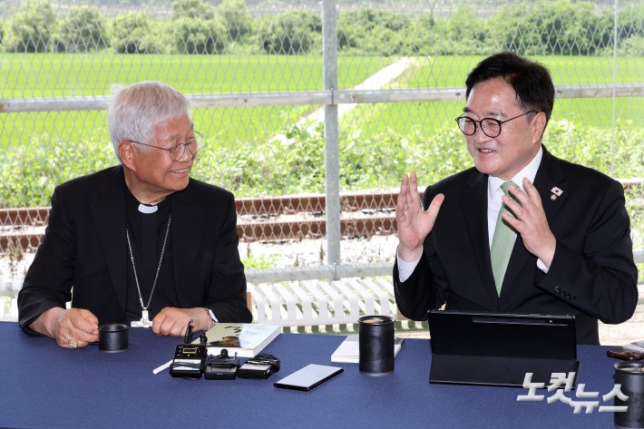 우원식 국회의장과 유흥식 추기경이 23일 경기도 파주 임진각 평화누리공원 한 카페에서 대화를 하고 있다.