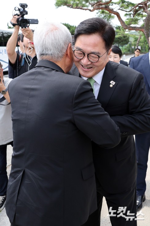 우원식 국회의장이 23일 경기도 파주 임진각 평화누리공원 망향의 노래비 앞에서 유흥식 추기경을 만나며 포옹을 하고 있다.