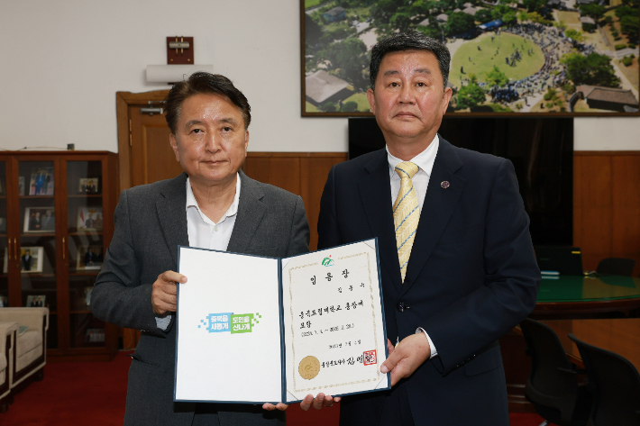 김용수(오른쪽) 전 충북도립대 총장. 충북도 제공