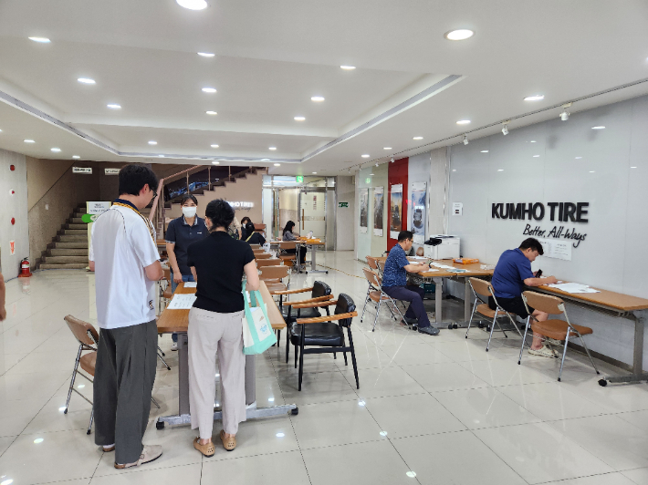 지난 6월 24일 오후 금호타이어 광주공장 복지동 1층에 마련된 접수처에서 시민들이 보상을 접수하고 있다. 금호타이어 제공