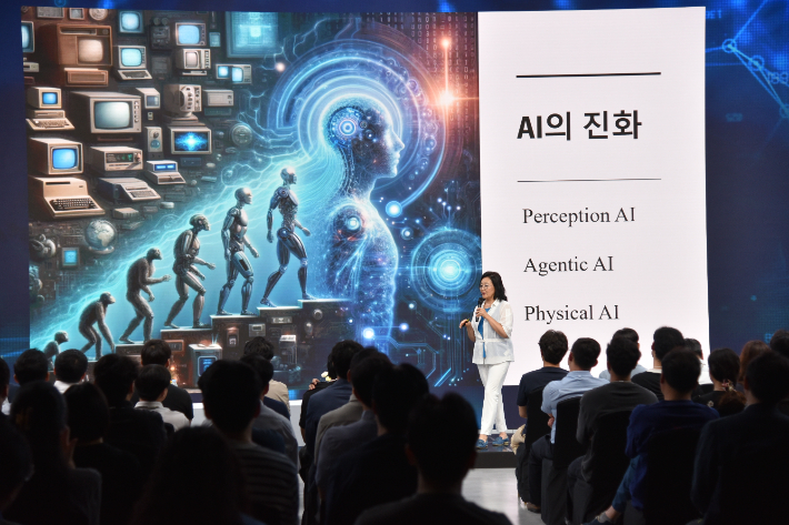 박영선 전 중기부 장관이 23일 서울 강서구 홈앤쇼핑 본사에서 '우주의 탄생, 생명의 탄생, AI의 탄생'을 주제로 강연하고 있다. 홈앤쇼핑 제공