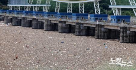 부유 쓰레기 뒤덮인 팔당댐 수면