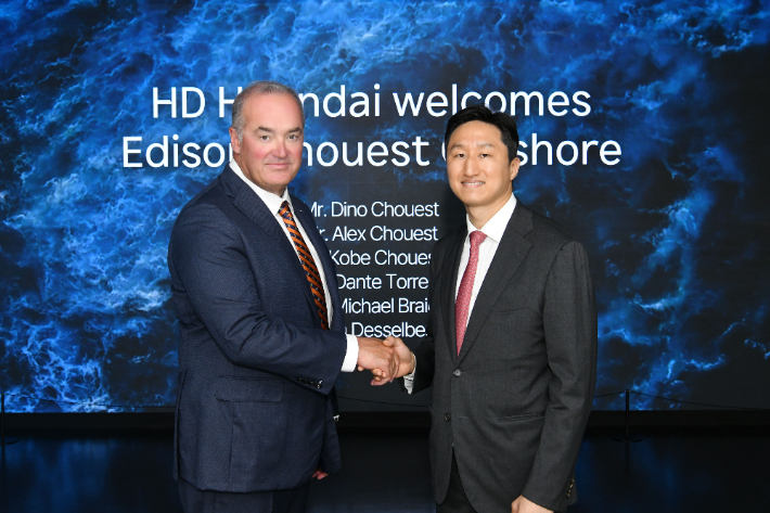 HD현대와 '에디슨 슈에스트 오프쇼어(Edison Chouest Offshore)' 社가 최근 미국 내 컨테이너 운반선 공동 건조를 위한 세부 협력방안 등을 논의했다. 정기선 HD현대 수석부회장(오른쪽), 디노 슈에스트(Dino Chouest) 에디슨 슈에스트 오프쇼어 대표.HD현대 제공