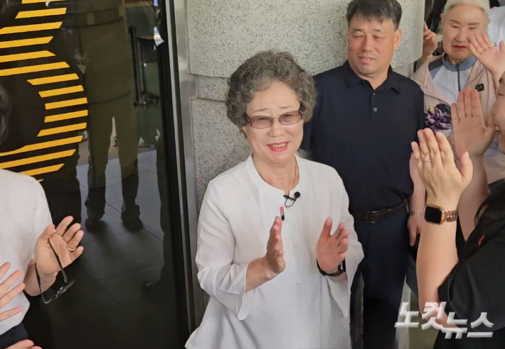 최말자씨가 23일 부산지법에서 열린 재심 첫 공판에서 검찰이 무죄를 구형한 데 대해 소감을 밝히며 박수를 치고 있다. 김혜민 기자