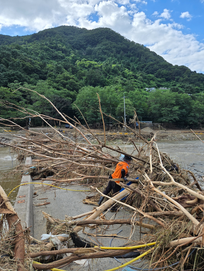 경기 가평에서 실종자를 수색 중인 소방대원. 경기북부소방재난본부 제공