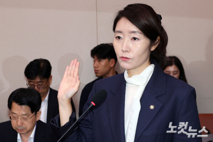 강선우 여성가족부 장관 후보자가 14일 서울 여의도 국회 여성가족위원회에서 열린 인사청문회에서 선서를 하고 있다. 윤창원 기자