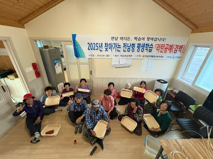 겸백면 덕음마을의 '찾아가는 전남형 평생학습' 중 라탄공예 현장. 보성군 제공
