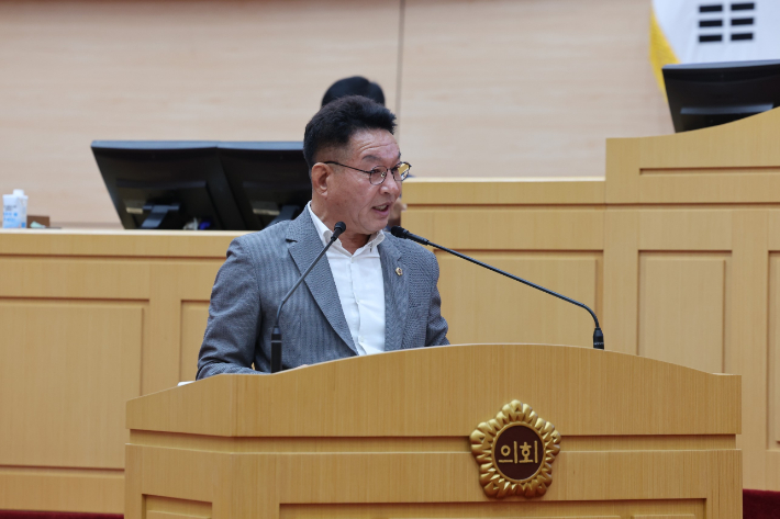 전라남도의회 김정이 의원(더불어민주당, 순천 8)은 지난 21일 제392회 임시회 도정 및 교육청 질문에서 "교육 사각지대에 방치된 전남 아이들에 대한 학습권 보장 방안" 마련을 전남도에 촉구했다. 전남도의회 제공 