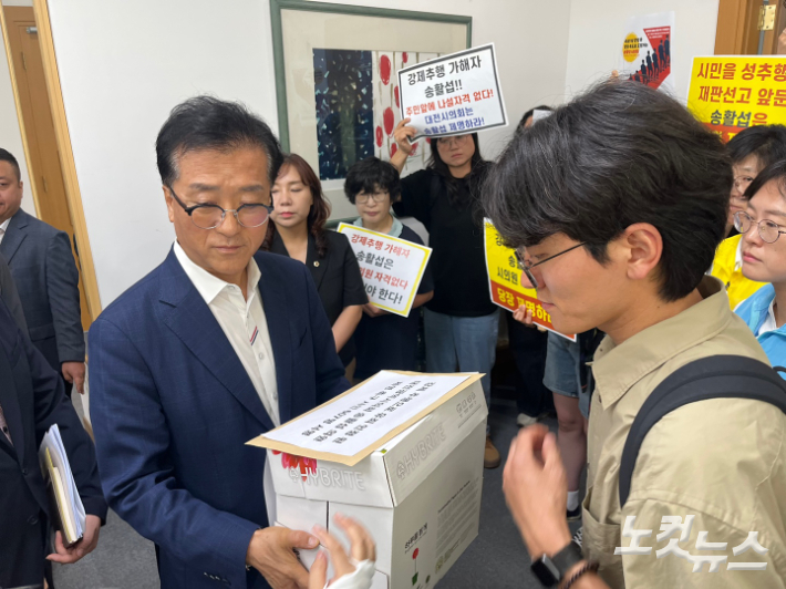 시민사회단체들이 지난 11일 강제추행 혐의로 유죄를 선고 받은 송활섭 시의원을 제명하라는 시민 600명의 서명부를 조원휘 대전시의장(사진 왼쪽)에게 전달하고 있다. 정세영 기자