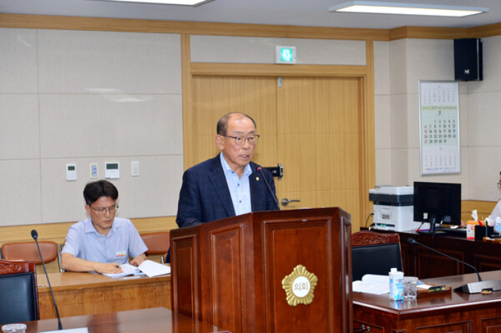 송재천 의원이 'RE100 산업의 육성 및 지원에 관한 조례안'을 설명하고 있다. 광양시의회 제공 