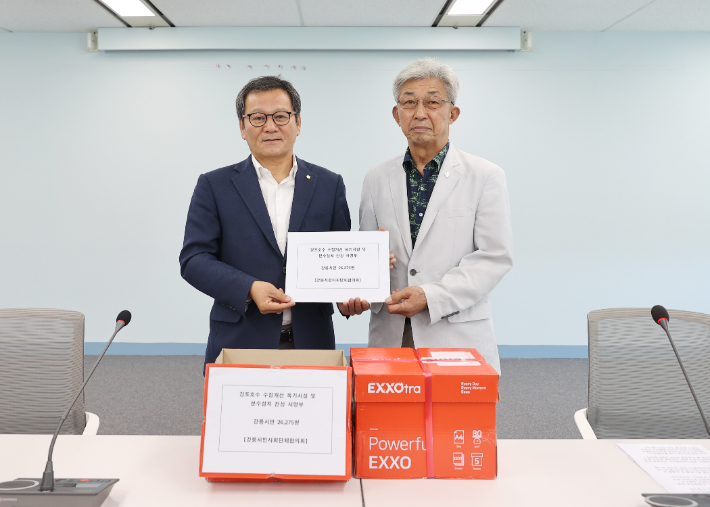 강릉시민사회단체협의회는 23일 경포호 수질개선 및 관광자원 확보를 위한 분수 설치를 촉구하며 약 3만 여명의 시민이 참여한 찬성 서명부를 김홍규 시장에게 전달했다. 강릉시 제공  