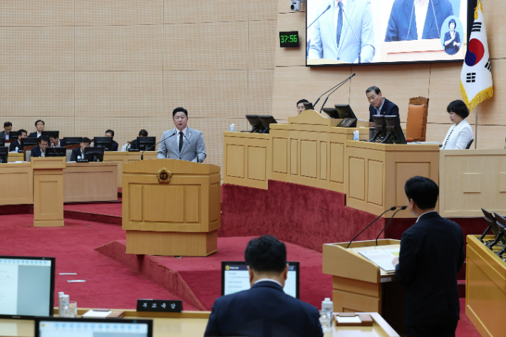 전라남도의회 김주웅(더불어민주당, 비례) 의원은 22일 열린 제392회 임시회 도정 및 교육행정 질문답변에서 전라남도교육청의 교직원 주택 임차 지원 기금 개선 지연 문제를 강력히 질타했다. 전남도의회 제공