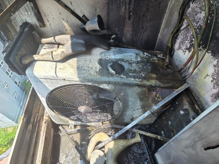 23일 오후 12시 30분쯤 부산 사하구의 한 아파트에서 에어컨 실외기에 불이 났다. 부산소방재난본부 제공