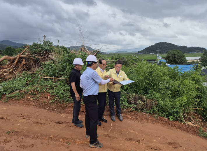 양국진 부군수(오른쪽에서 두 번째)가 재난 취약 현장을 방문했다. 고흥군 제공