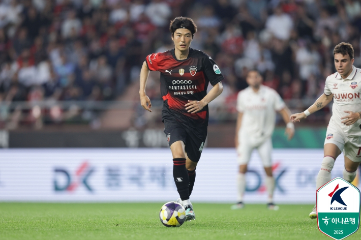 포항 유니폼 입고 드리블하는 기성용. 한국프로축구연맹 제공