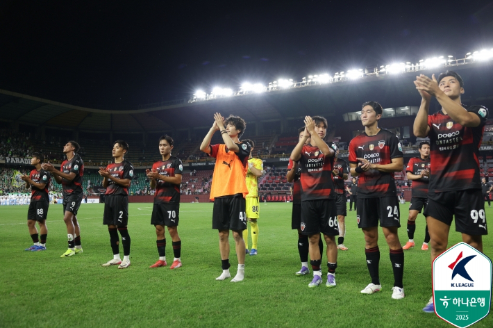 홈 팬들에게 인사하는 기성용(사진 가운데). 한국프로축구연맹 제공
