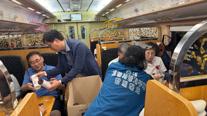 울진군 공무원들이 고향사랑기부제를 홍보하고 있다. 울진군 제공