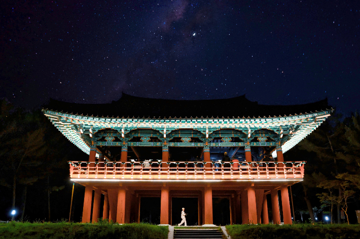 울진 월송정 야경. 울진군 제공