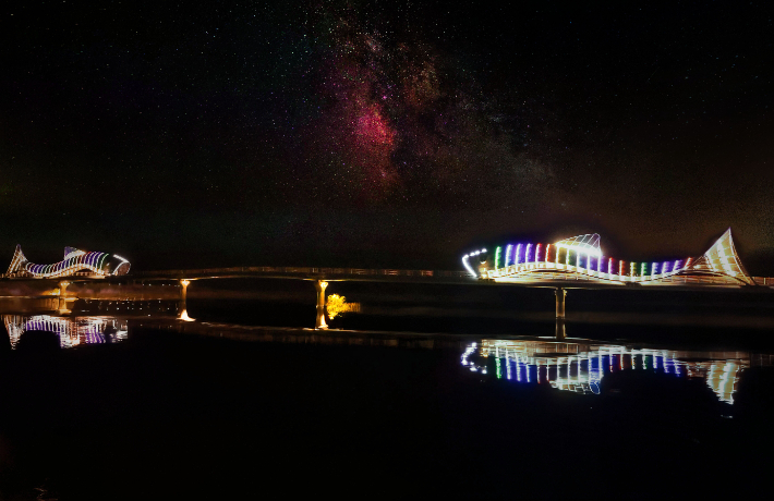 울진 왕피천을 가로지르는 은어다리 야경. 울진군 제공