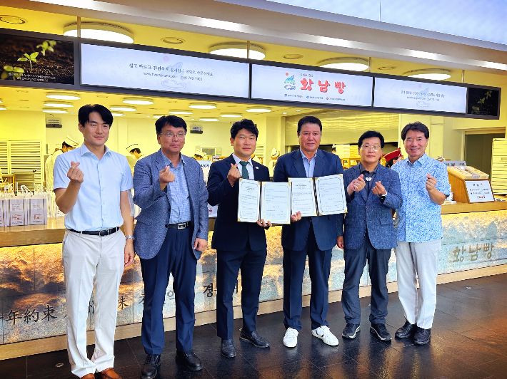 경주시종합자원봉사센터와 황남빵이 지난 22일 자원봉사활동 활성화 및 사회공헌 확대를 위한 업무협약을 체결했다. 경주시종합자원봉사센터 제공 
