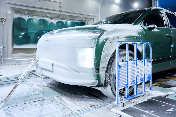 환경시험동 강설챔버에서 아이오닉 9 차량에 강설 시험을 하는 모습. 현대차그룹 제공